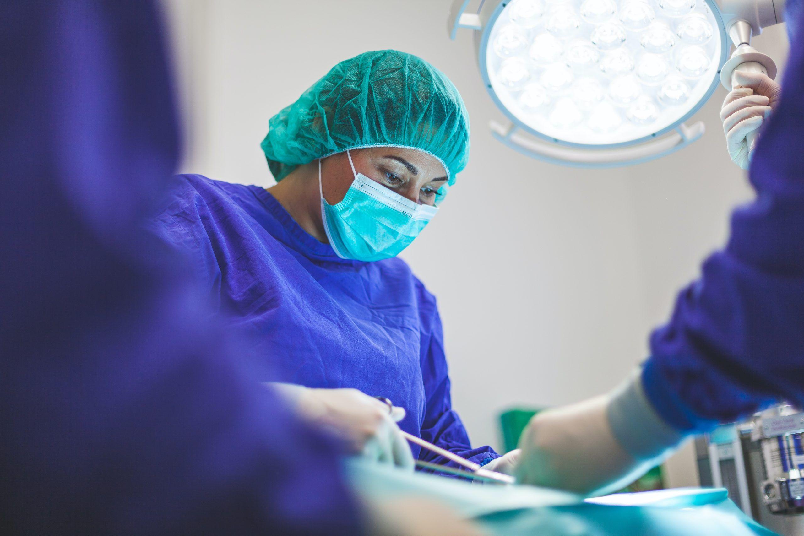 A picture of a surgeon conducting surgery.