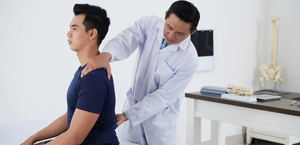 A picture of a doctor diagnosing a patients thoracic spine pain.