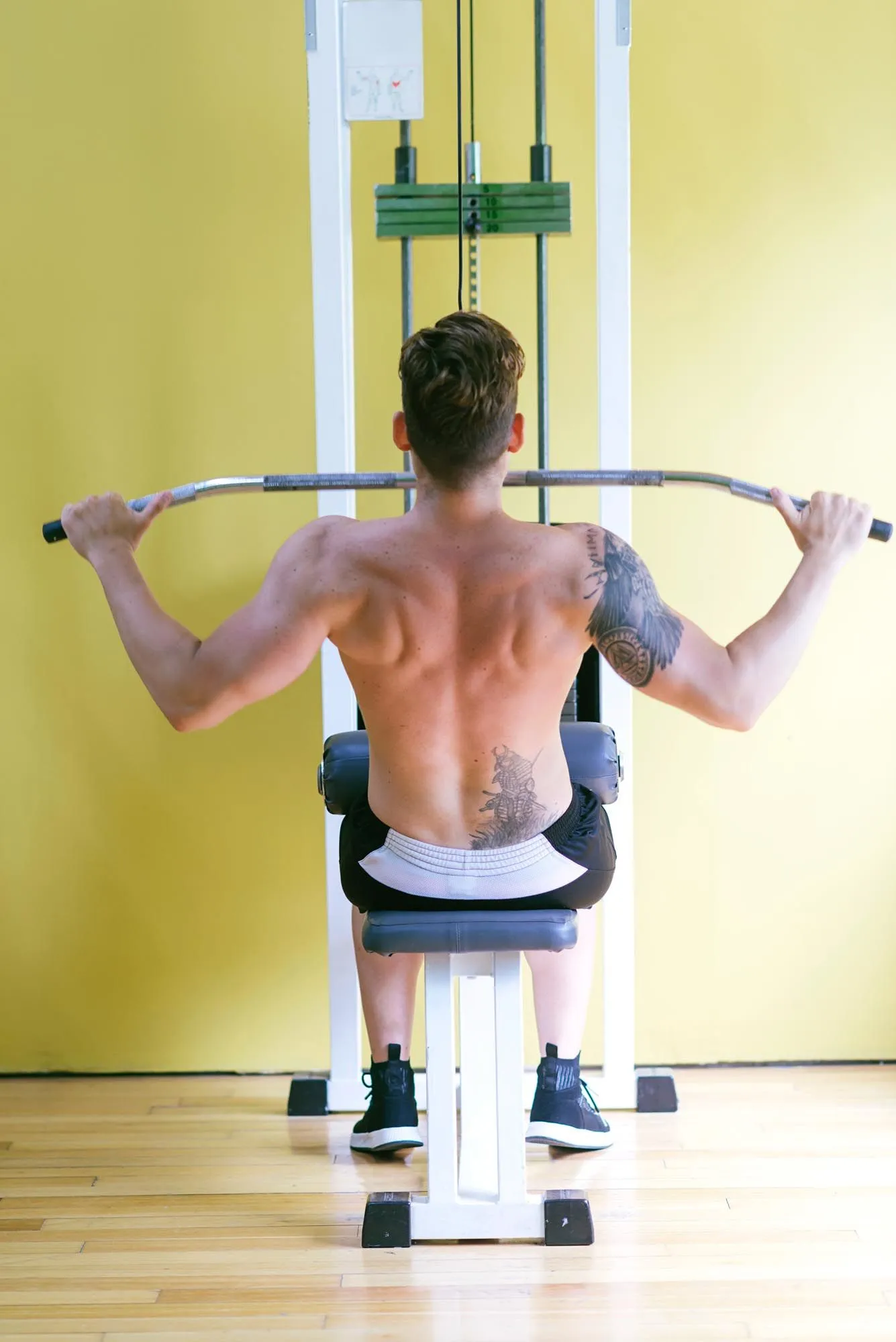 man doing a pull down machine to get fit